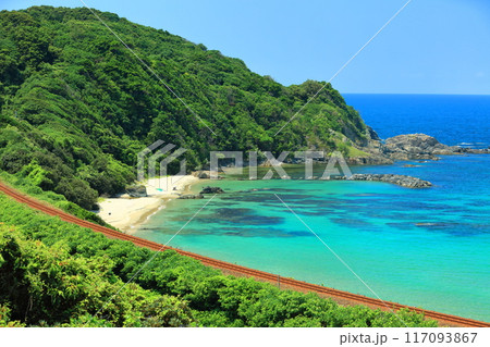 【島根県】快晴の折居海岸と山陰本線 117093867