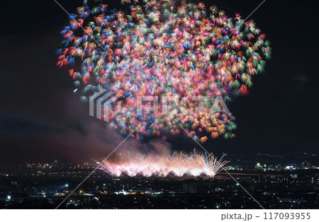 長岡まつり大花火大会の彩色千輪菊 117093955