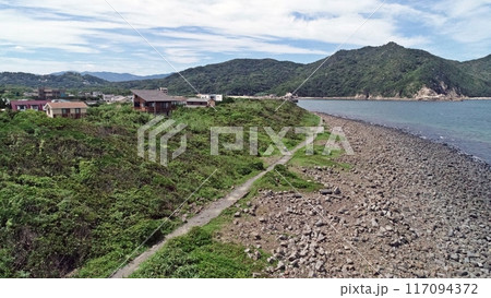 糸島半島の黒磯海岸と立石山 糸島半島の黒磯海岸と立石山 117094372