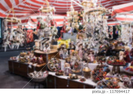 オーストリア・ザルツブルグの屋台の土産物店で売られている人形たち ボカシ画像。 オーストリア・ザルツブルグの屋台の土産物店で売られている人形たち ボカシ画像。 117094417