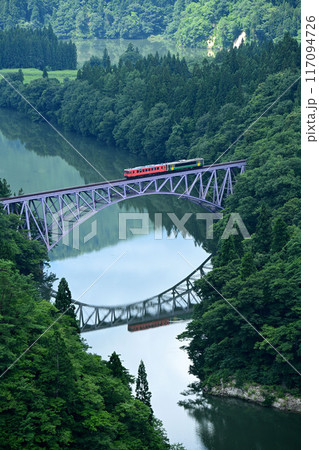 只見川第1橋梁を走る只見線列車 117094726