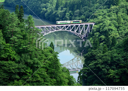 只見川第1橋梁を走る只見線列車 117094735