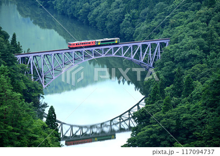 只見川第1橋梁を走る只見線列車 117094737