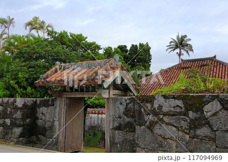 石垣島　国の重要文化財　宮内殿内 117094969