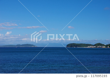 兵庫県淡路島　成ヶ島と友ヶ島を望む 117095193