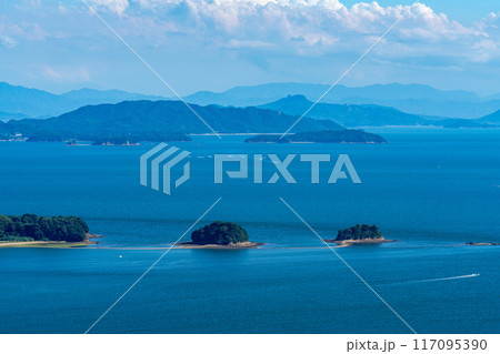 牛窓オリーブ園から見た夏の黒島ヴィーナスロード6　岡山県瀬戸内市 117095390