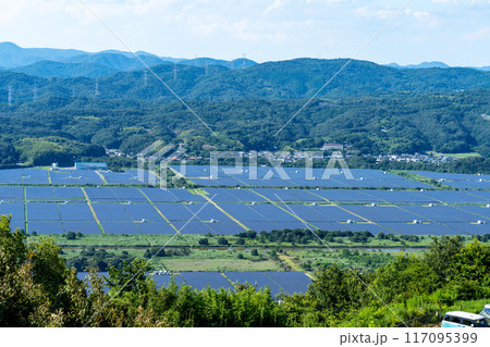夏の牛窓オリーブ園から見た日本最大級のメガソーラー1　岡山県瀬戸内市 117095399