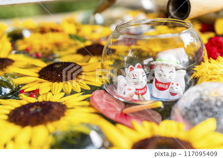竹駒神社の手水舎　ひまわりの花手水　宮城県岩沼市 117095409