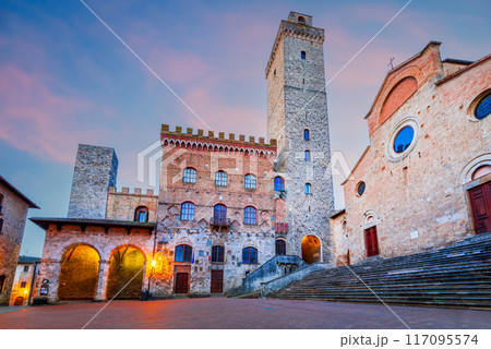 San Gimignano, Toscana. Picturesque View of famous Piazza del Duomo with Torre Grossa and Torre Rognosa at sunrise, Tuscany, Italy San Gimignano, Toscana. Picturesque View of famous Piazza del Duomo with Torre Grossa and Torre Rognosa at sunrise, Tuscany, Italy 117095574