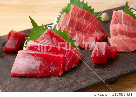 マグロの刺身の盛り合わせ 117096431