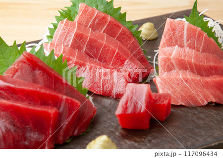 マグロの刺身の盛り合わせ マグロの刺身の盛り合わせ 117096434