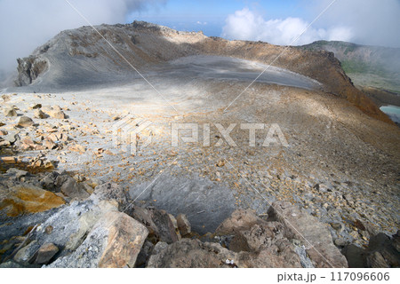 御嶽山剣ヶ峰から望む一ノ池 117096606
