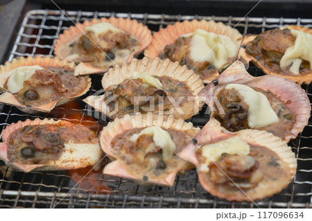 キャンプ場で料理された美味しそうなホタテ。バーベキューの写真 117096634
