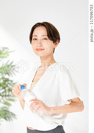 水を飲む女性 水を飲む女性 117096783