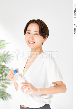 水を飲む女性 117096785