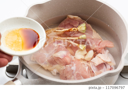 タイ料理・カオマンガイの調理シーン 117096797