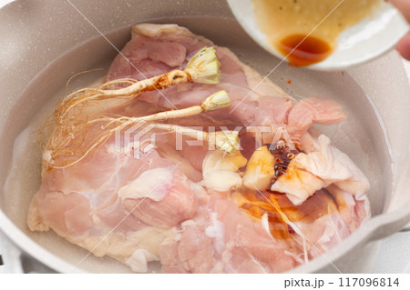 タイ料理・カオマンガイの調理シーン 117096814