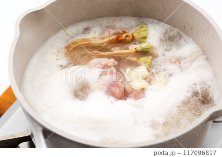 タイ料理・カオマンガイの調理シーン 117096817