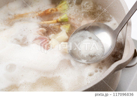 タイ料理・カオマンガイの調理シーン（灰汁取り） 117096836
