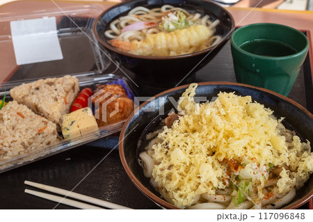 日本の岡山県のとても美味しいうどん 日本の岡山県のとても美味しいうどん 117096848