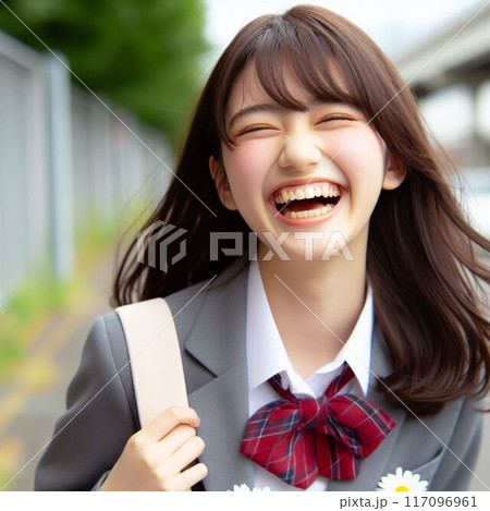 放課後の下校途中の会話で満面の笑みを見せる女子高生 117096961