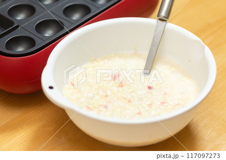 たこ焼き器で作る家庭料理のたこ焼き たこ焼き器で作る家庭料理のたこ焼き 117097273
