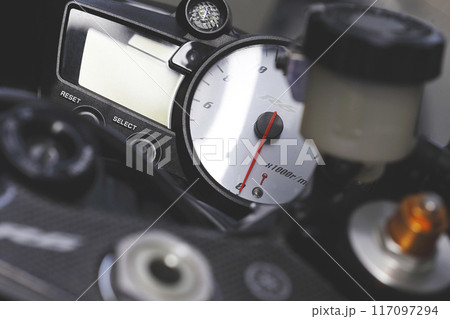 大型バイクの計器類 タコメーターイメージ写真 大型バイクの計器類 タコメーターイメージ写真 117097294