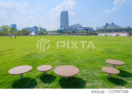 ひろしまスタジアムパーク_ベンチ 117097586