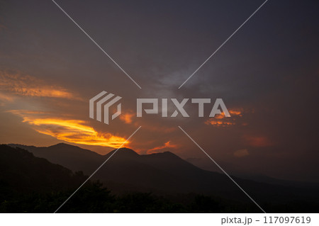 日本の鳥取県の大山の美しい太陽 日本の鳥取県の大山の美しい太陽 117097619