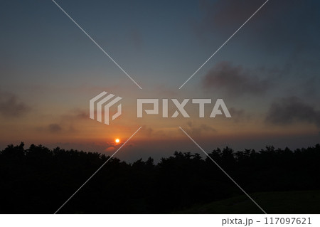 日本の鳥取県の大山の美しい太陽 日本の鳥取県の大山の美しい太陽 117097621