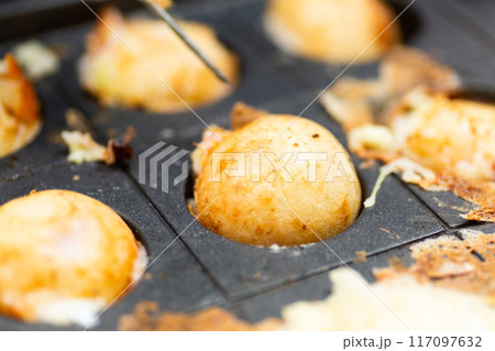 たこ焼き器で作る家庭料理のたこ焼き 117097632