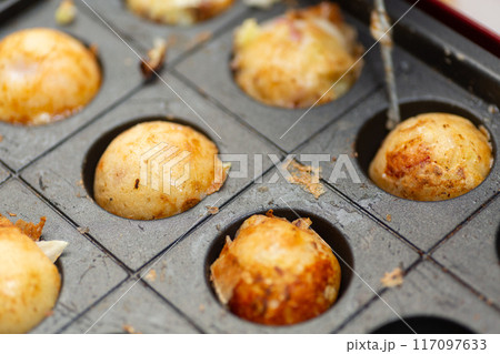 たこ焼き器で作る家庭料理のたこ焼き 117097633