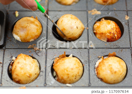 たこ焼き器で作る家庭料理のたこ焼き 117097634