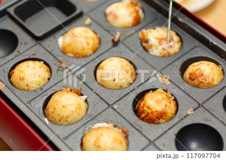 たこ焼き器で作る家庭料理のたこ焼き たこ焼き器で作る家庭料理のたこ焼き 117097704