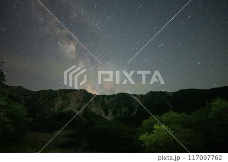 日本の鳥取県の大山に浮かぶ美しい天の川 117097762