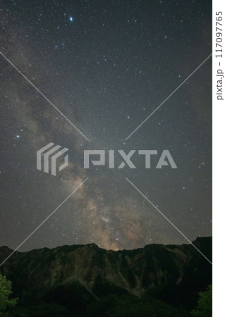 日本の鳥取県の大山に浮かぶ美しい天の川 日本の鳥取県の大山に浮かぶ美しい天の川 117097765