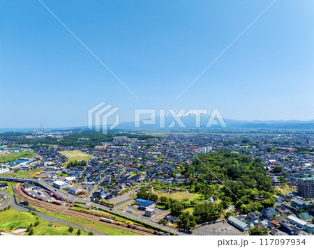 日和山公園と鳥海山(山形県酒田市) 日和山公園と鳥海山(山形県酒田市) 117097934