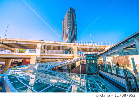 日本の横浜都市景観 横浜駅きた西口駅前広場の屋根が姿を…。奥はザ ヨコハマ フロント=8月4日 日本の横浜都市景観 横浜駅きた西口駅前広場の屋根が姿を…。奥はザ ヨコハマ フロント=8月4日 117097952