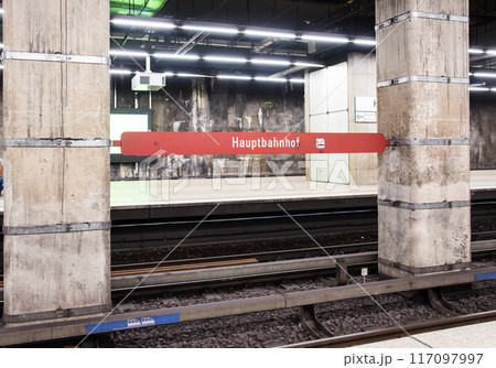 ドイツ 地下鉄 ミュンヘン中央駅のプラットホームからの風景 ドイツ 地下鉄 ミュンヘン中央駅のプラットホームからの風景 117097997