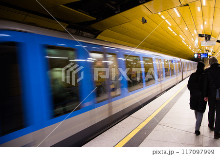 ドイツ 地下鉄 ミュンヘン中央駅のプラットホームからの風景 ドイツ 地下鉄 ミュンヘン中央駅のプラットホームからの風景 117097999