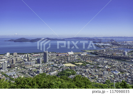 瀬戸大橋と宇多津町の街並み 青ノ山山頂展望台 香川県宇多津町 瀬戸大橋と宇多津町の街並み 青ノ山山頂展望台 香川県宇多津町 117098035