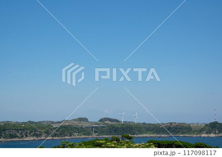 神奈川県城ヶ島から見える風力発電のある風景 117098117