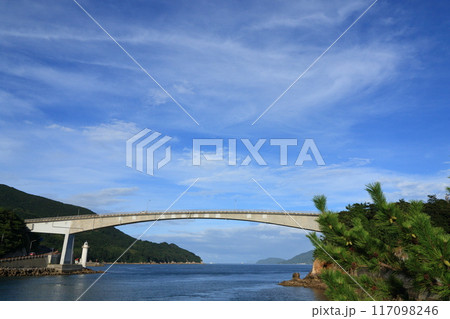 上関海峡にかかる上関大橋 117098246