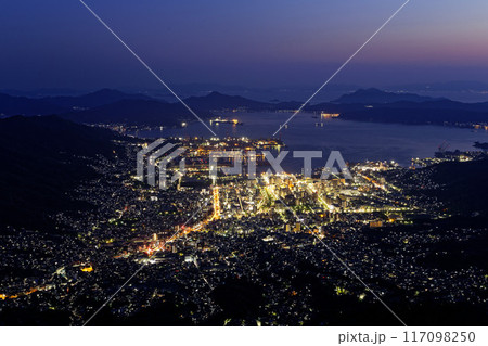 広島県 灰ヶ峰からの夜景 広島県 灰ヶ峰からの夜景 117098250