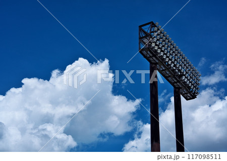 夏の青空と雲の下の野球場の照明塔 117098511