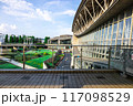 ガラスに映り込む建物 117098529