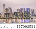 夕日に照らされる高層マンション群 117098531