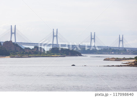 海上から見た瀬戸内海にかかる瀬戸大橋の風景 117098640
