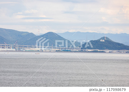 海上から見た瀬戸内海にかかる瀬戸大橋の四国側の景色 117098679