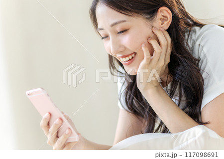 笑顔でスマホを見る女性 117098691